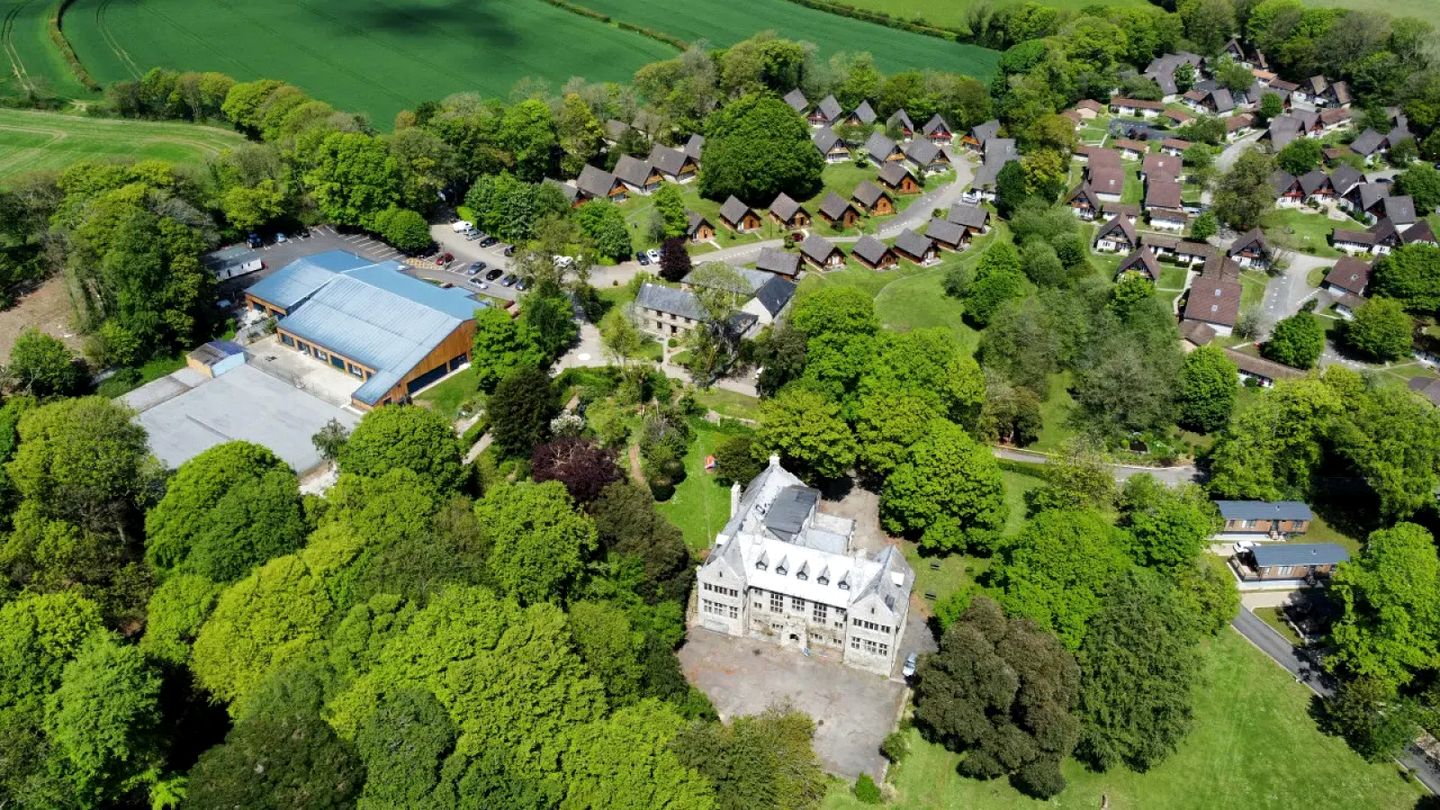 Stunning Cottage with Indoor Swimming Pool and Lake Access in Helstone, England