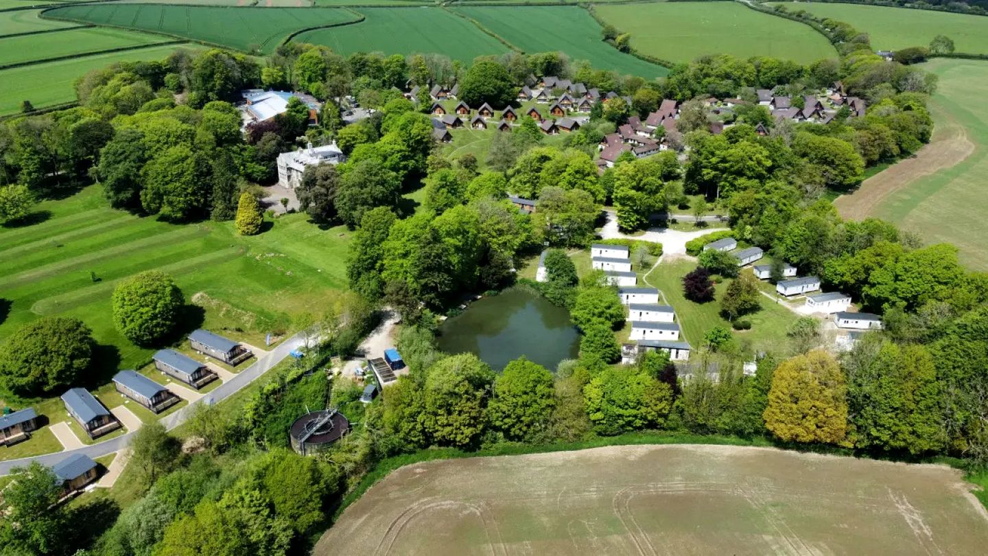 Stunning Cottage with Indoor Swimming Pool and Lake Access in Helstone, England