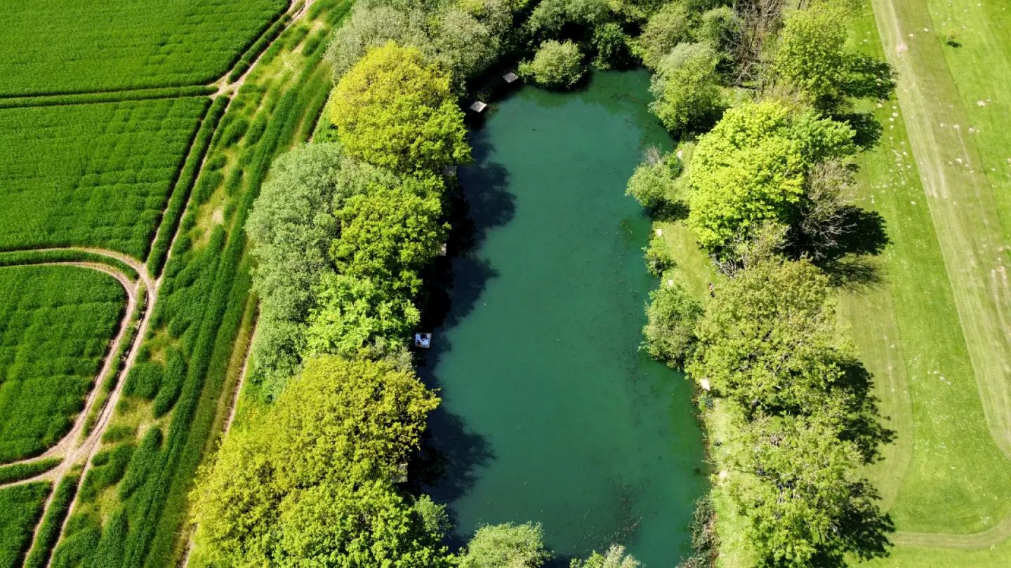 Stunning Cottage with Indoor Swimming Pool and Lake Access in Helstone, England