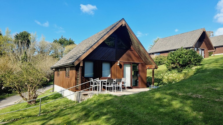 Incredible Cabin Nestled Amidst Trees with Swimming Pool in Helstone, England
