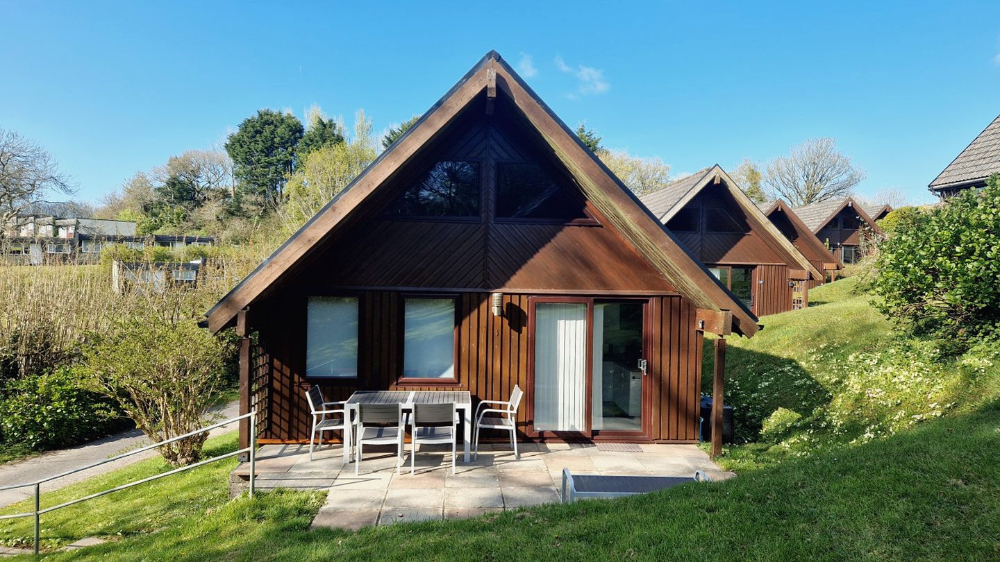 Incredible Cabin Nestled Amidst Trees with Swimming Pool in Helstone, England