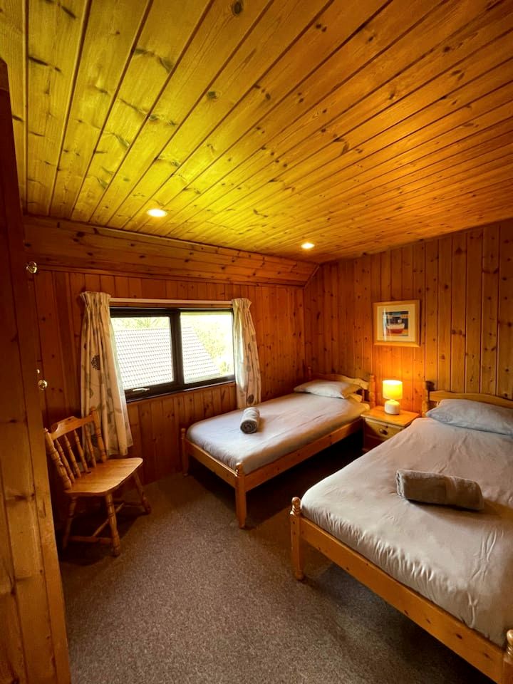 Cozy 3-Bedroom Scandinavian Lodge in Camelford, Cornwall