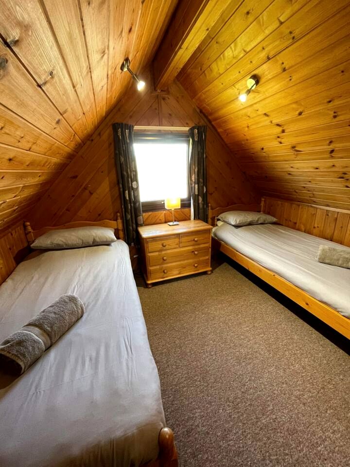 Peaceful Woodland-Feel Lodge Retreat with Spacious Interiors in England, United Kingdom