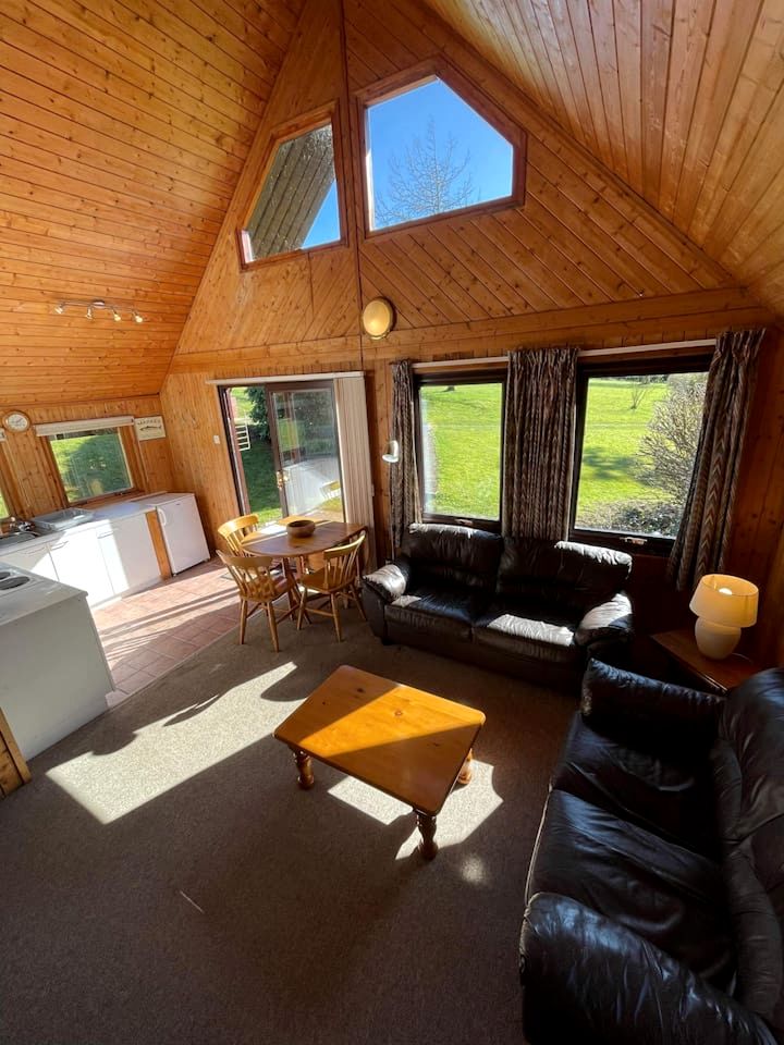 Cozy 3-Bedroom Scandinavian Lodge in Camelford, Cornwall