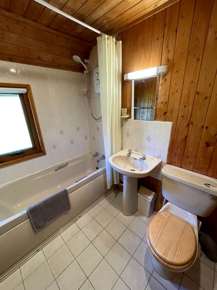 Cozy 3-Bedroom Scandinavian Lodge in Camelford, Cornwall