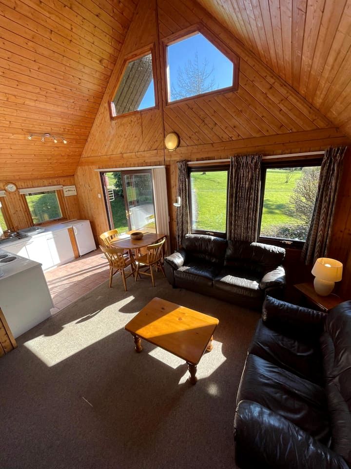 Cozy 3-Bedroom Scandinavian Lodge in Camelford, Cornwall