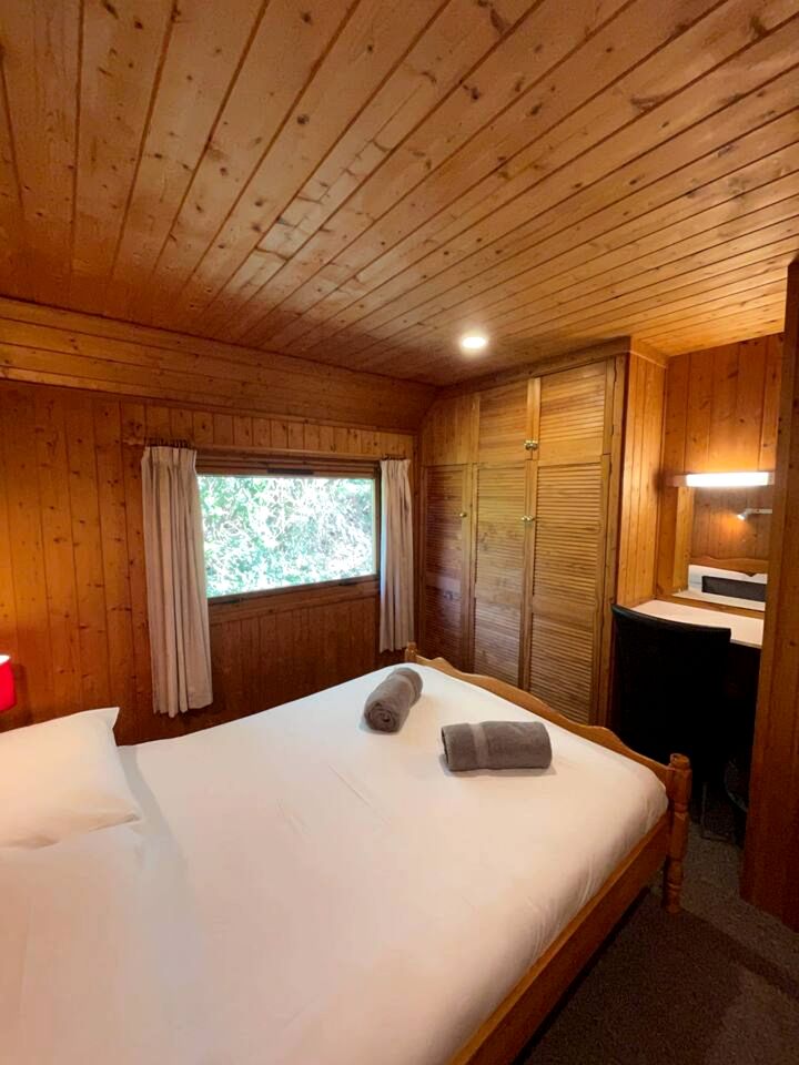 Peaceful Woodland-Feel Lodge Retreat with Spacious Interiors in England, United Kingdom