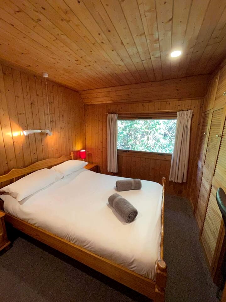Peaceful Woodland-Feel Lodge Retreat with Spacious Interiors in England, United Kingdom
