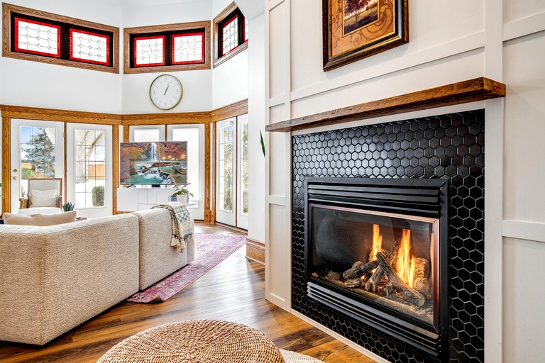 Elegant Escape – 3BR Luxury Suite in Leamington, ON