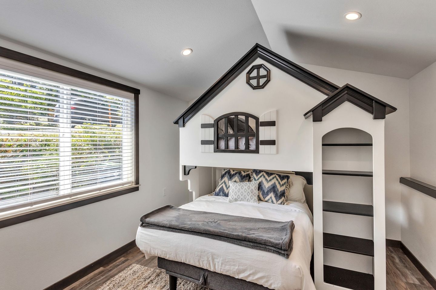 Outstanding Cottage with Fire Pit in Greenbank, Washington