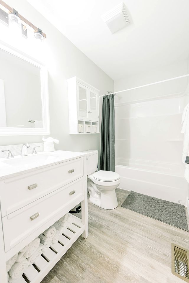 Cozy Secluded Cabin near Owensville, Missouri - Ideal for a Relaxing Glamping Getaway with Your Loved One