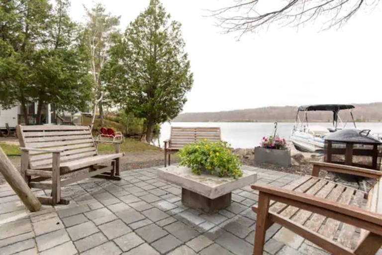 Cottages (Canada, Godfrey, Ontario)