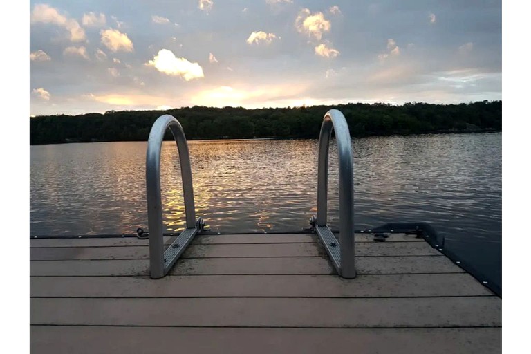 Cottages (Canada, Godfrey, Ontario)