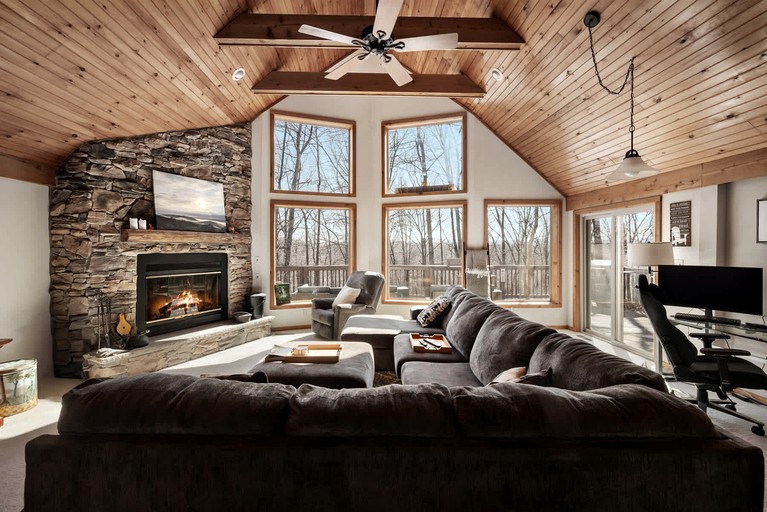 Exquisite Mountain Cabin Retreat near Cacapon River in West Virginia