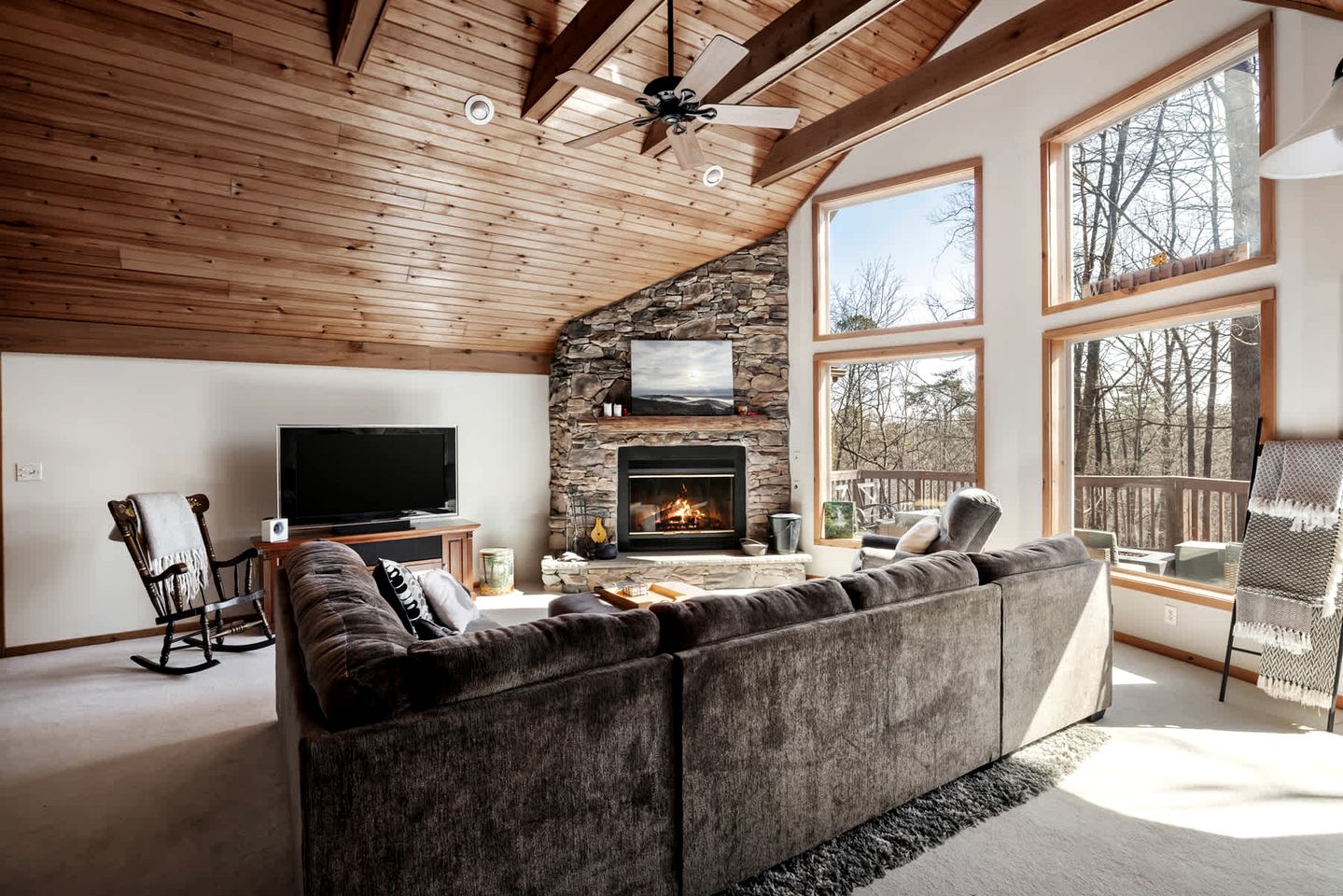 Exquisite Mountain Cabin Retreat near Cacapon River in West Virginia