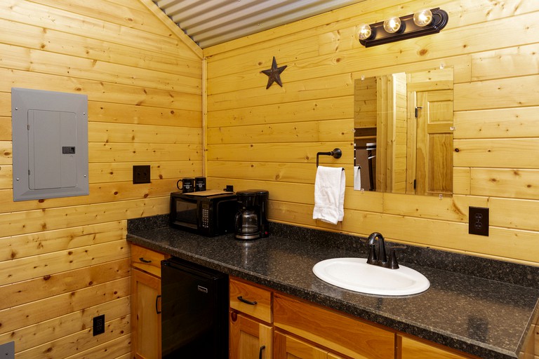 Log Cabin for Family Glamping Vacation near San Antonio | Cabins (Pipe Creek, Texas, United States of America)