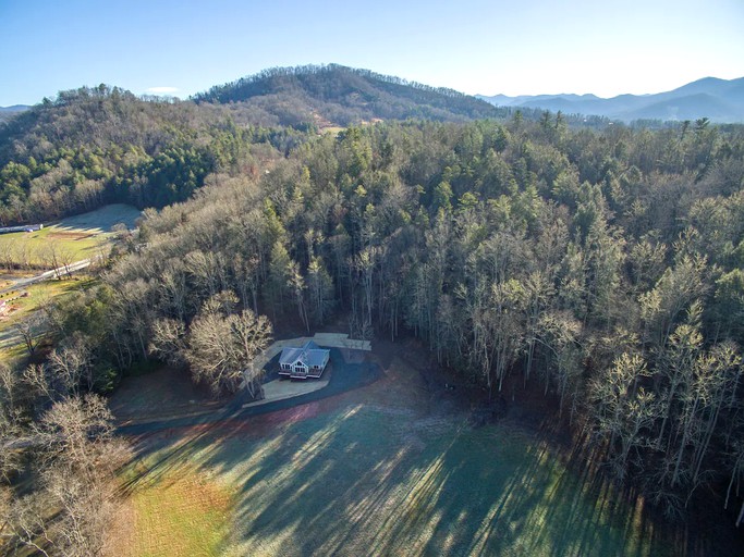 Cabins (Mars Hill, North Carolina, United States of America)