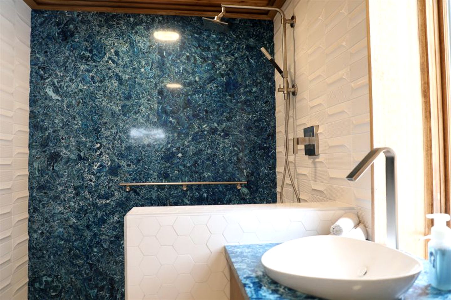 Romantic Cottage in Iowa with Stunning Views