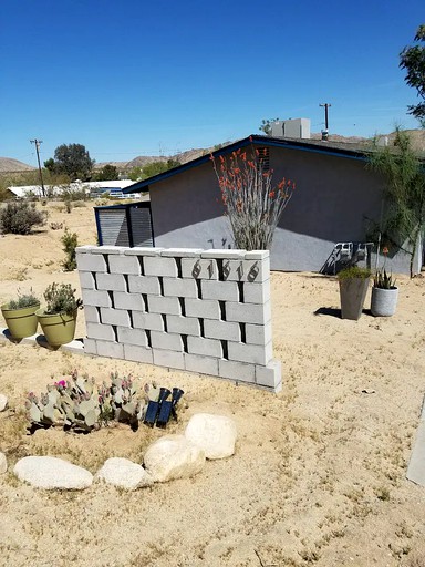 Cottages (Joshua Tree, California, United States of America)