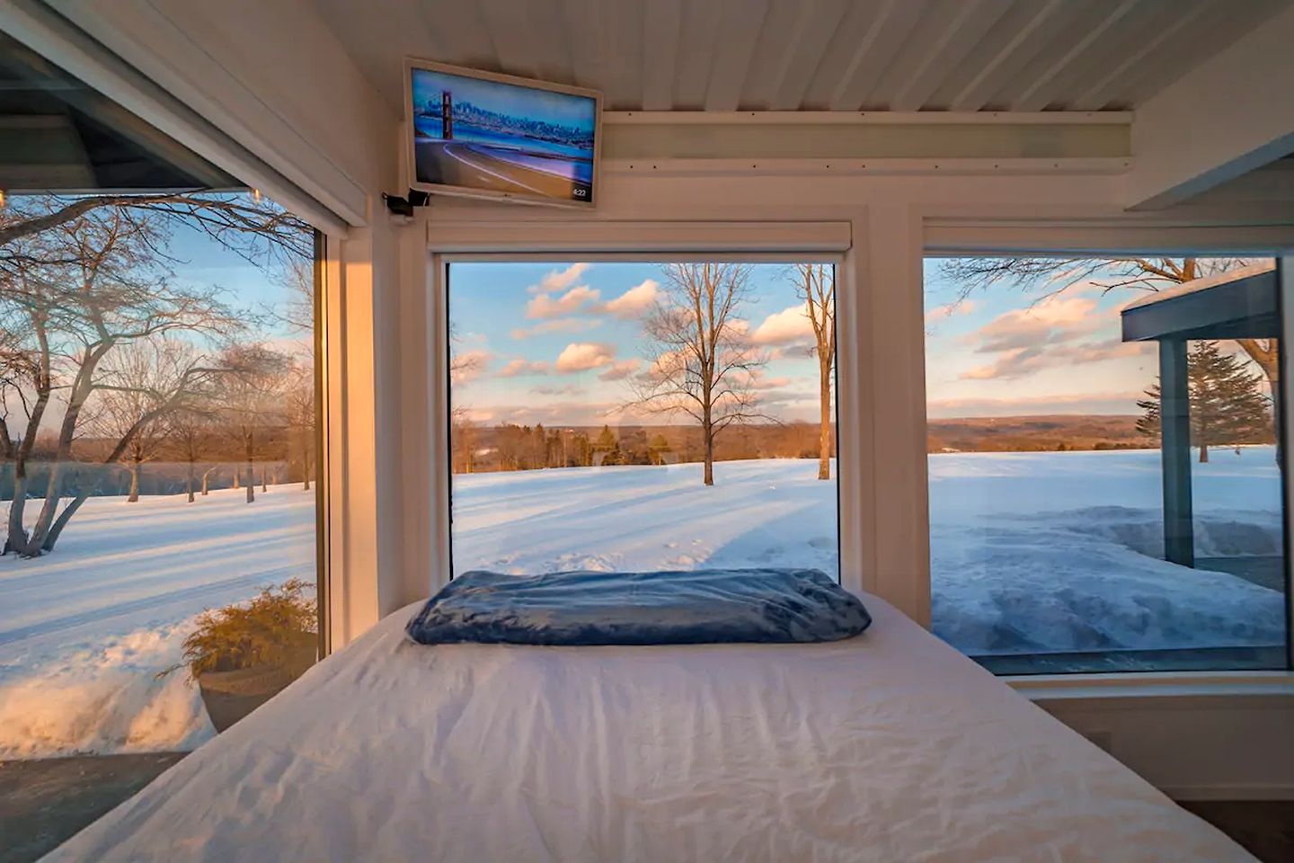 Luxury Cabin with a Hot Tub in Barneveld Ideal for Romantic Adirondack Getaways