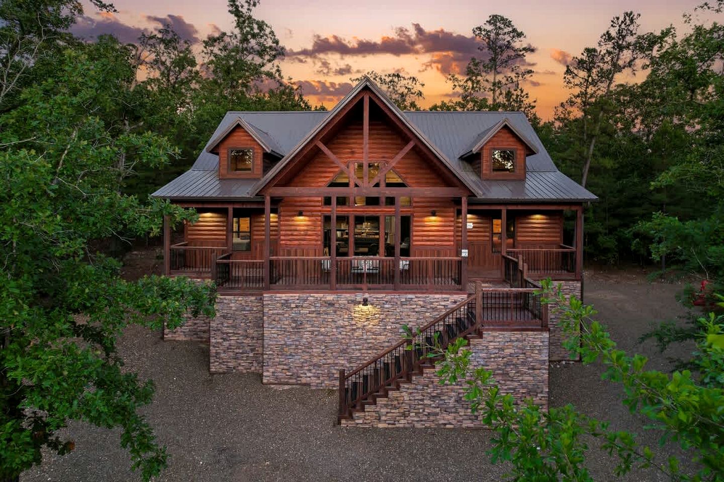 Spacious Family Cabin with Hot Tub, Fire Pit, Game Room & Private Playground near Broken Bow Lake & Beavers Bend State Park – Broken Bow, OK