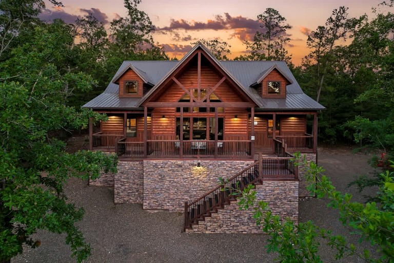 Spacious Family Cabin with Hot Tub, Fire Pit, Game Room & Private Playground near Broken Bow Lake & Beavers Bend State Park – Broken Bow, OK
