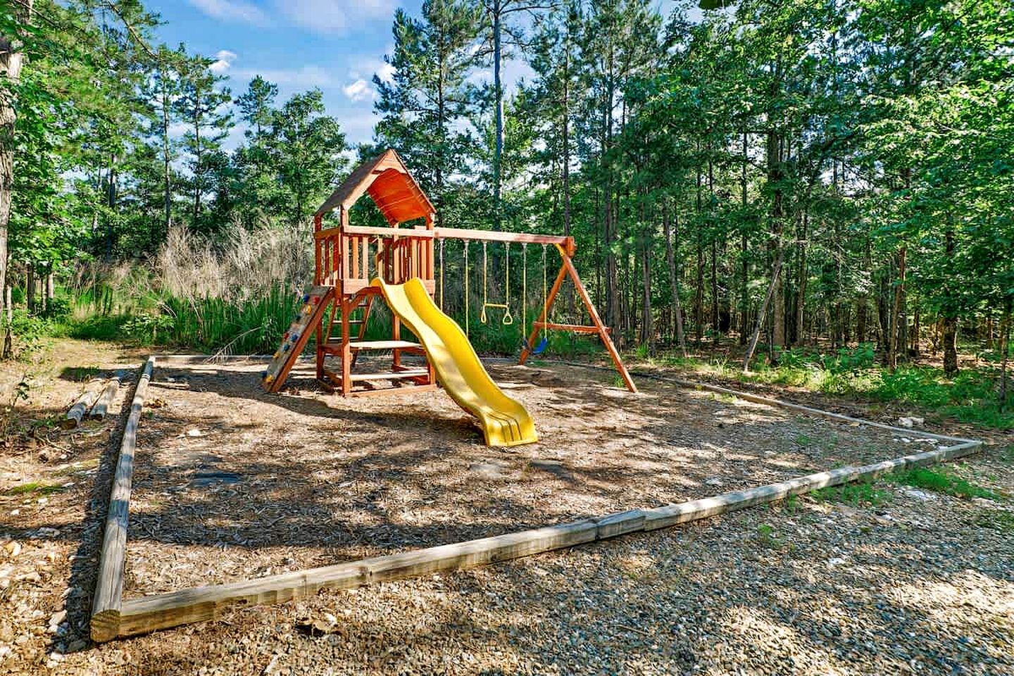 Spacious Family Cabin with Hot Tub, Fire Pit, Game Room & Private Playground near Broken Bow Lake & Beavers Bend State Park – Broken Bow, OK