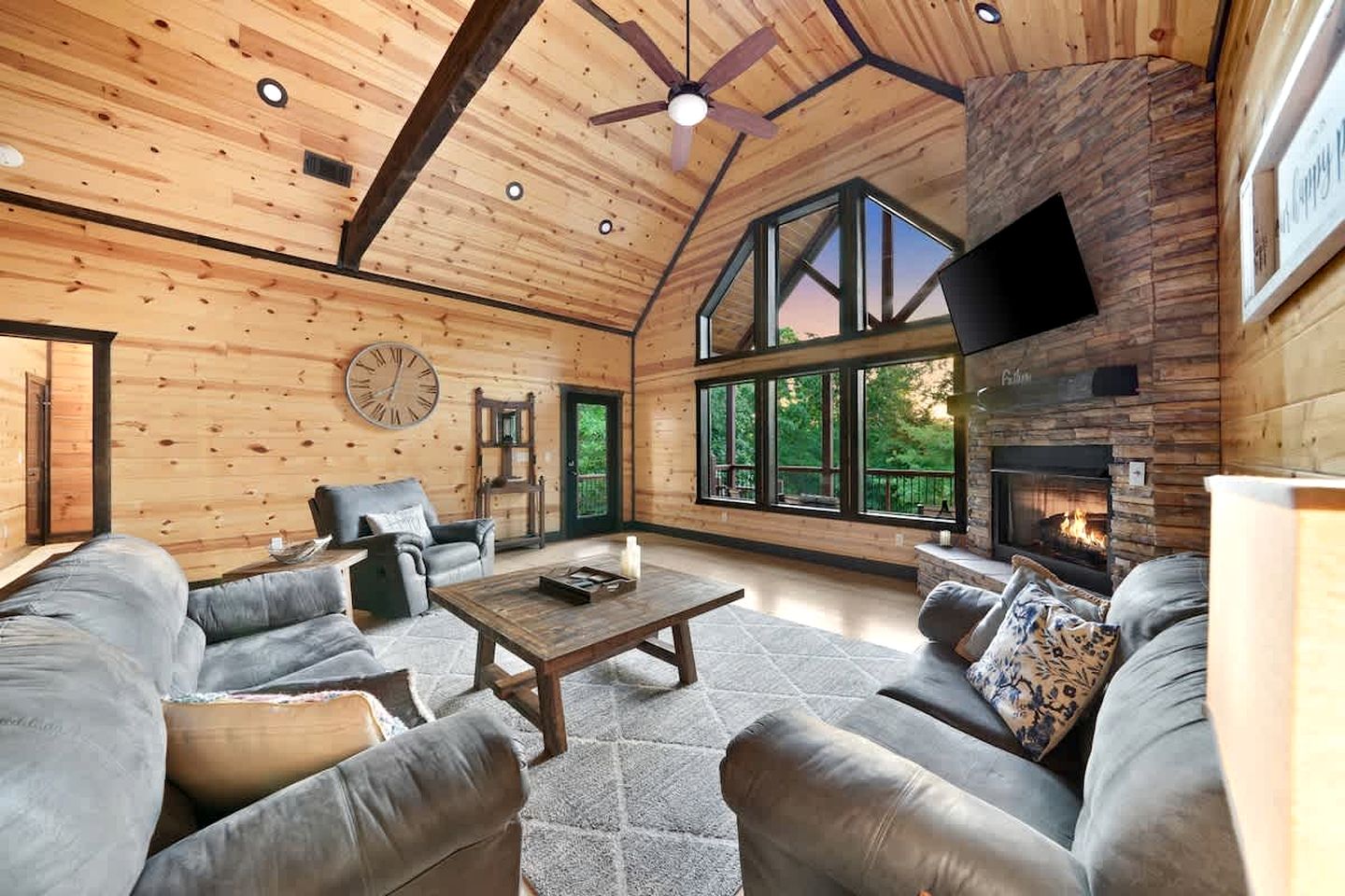 Spacious Family Cabin with Hot Tub, Fire Pit, Game Room & Private Playground near Broken Bow Lake & Beavers Bend State Park – Broken Bow, OK