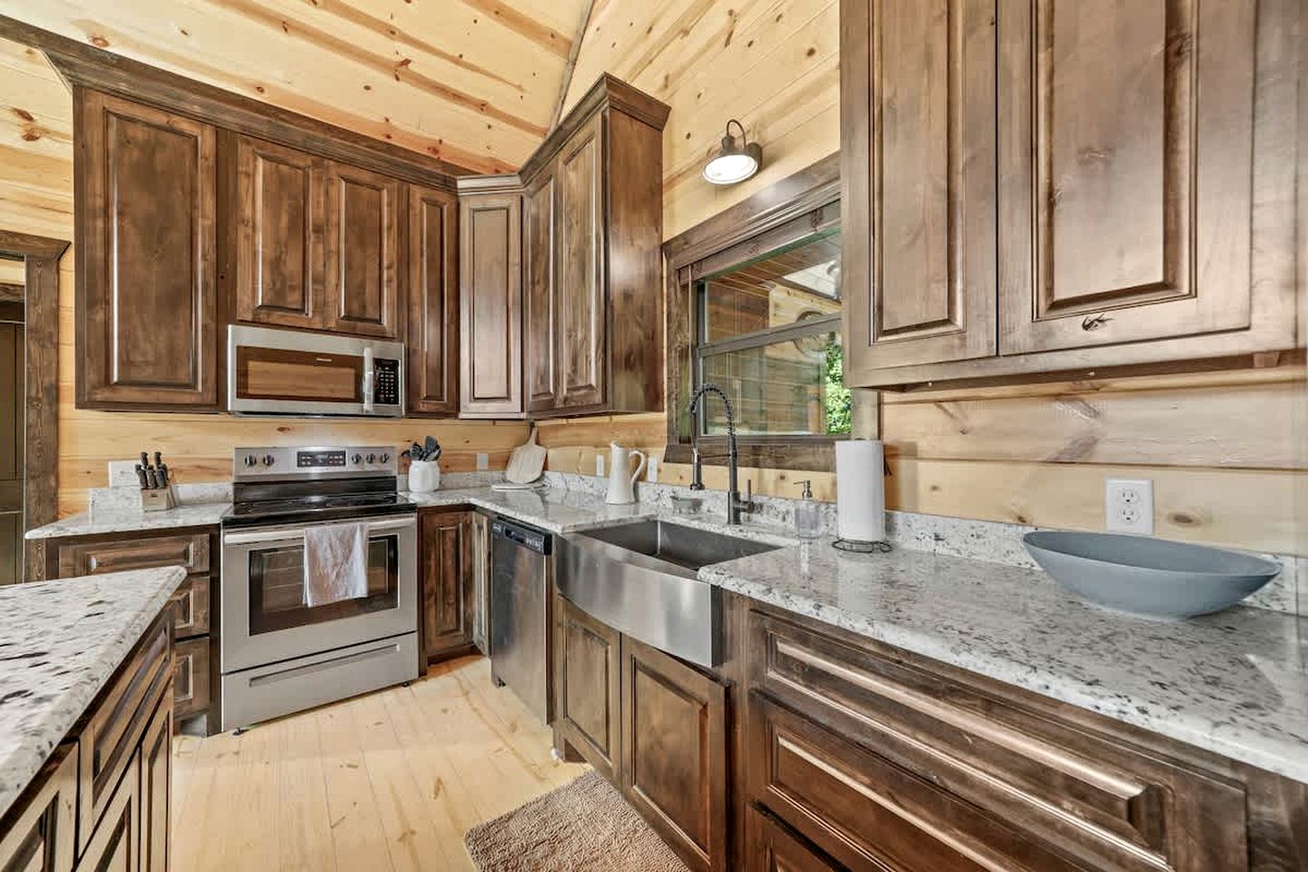Spacious Family Cabin with Hot Tub, Fire Pit, Game Room & Private Playground near Broken Bow Lake & Beavers Bend State Park – Broken Bow, OK