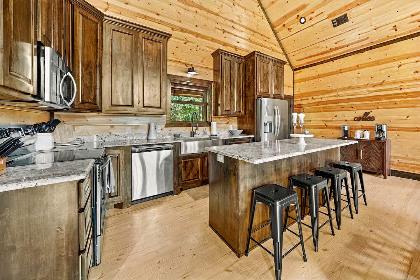 Spacious Family Cabin with Hot Tub, Fire Pit, Game Room & Private Playground near Broken Bow Lake & Beavers Bend State Park – Broken Bow, OK