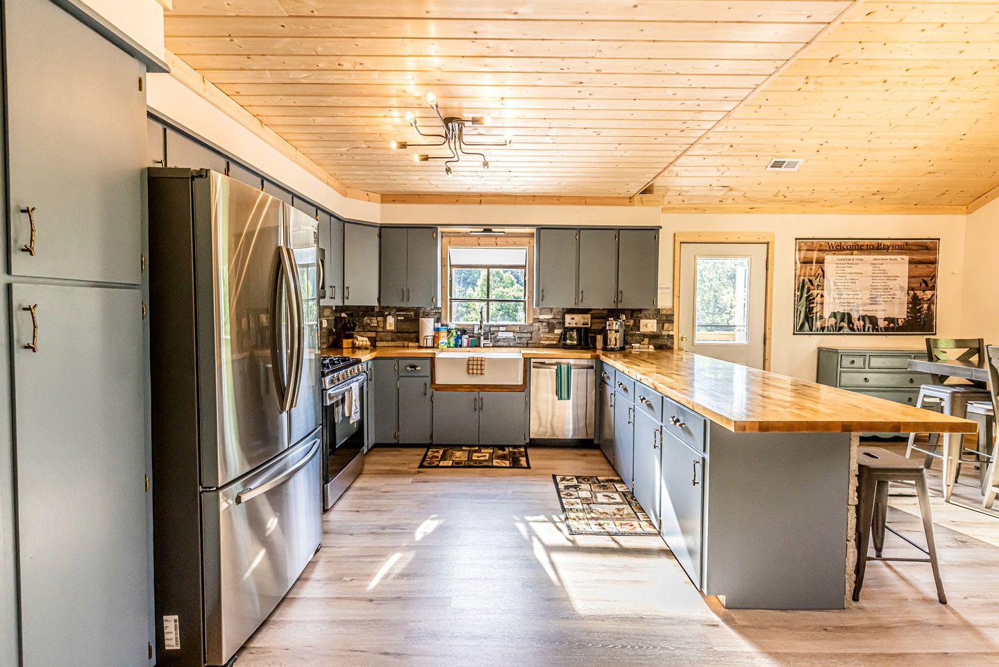 Incredible Mountain Cabin with Private Creek and Hot Tub Allowing Outstanding Views in Bryson City