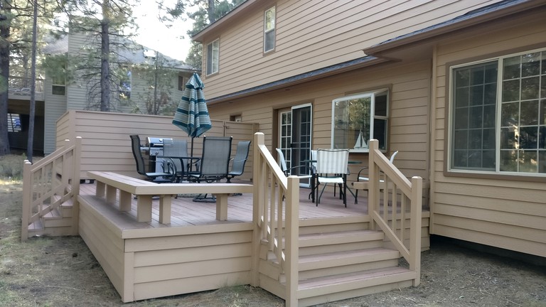 Peaceful Family Friendly Cabin with Private Hot Tub and Deck close to Fort Rock Park and Sunriver Marina, Oregon