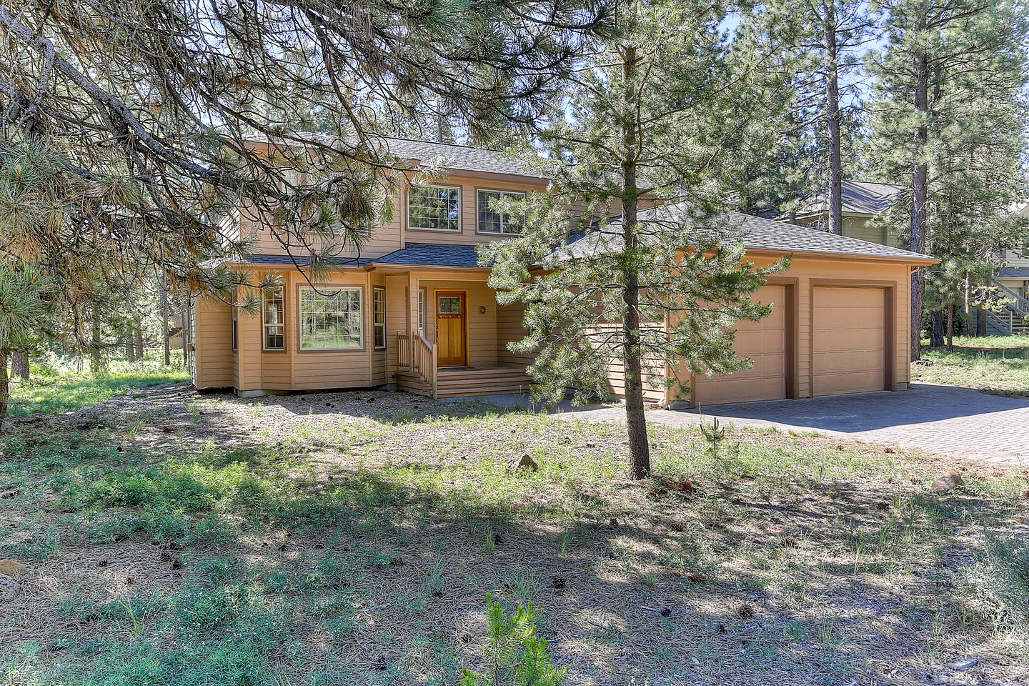 Peaceful Family Friendly Cabin with Private Hot Tub and Deck close to Fort Rock Park and Sunriver Marina, Oregon