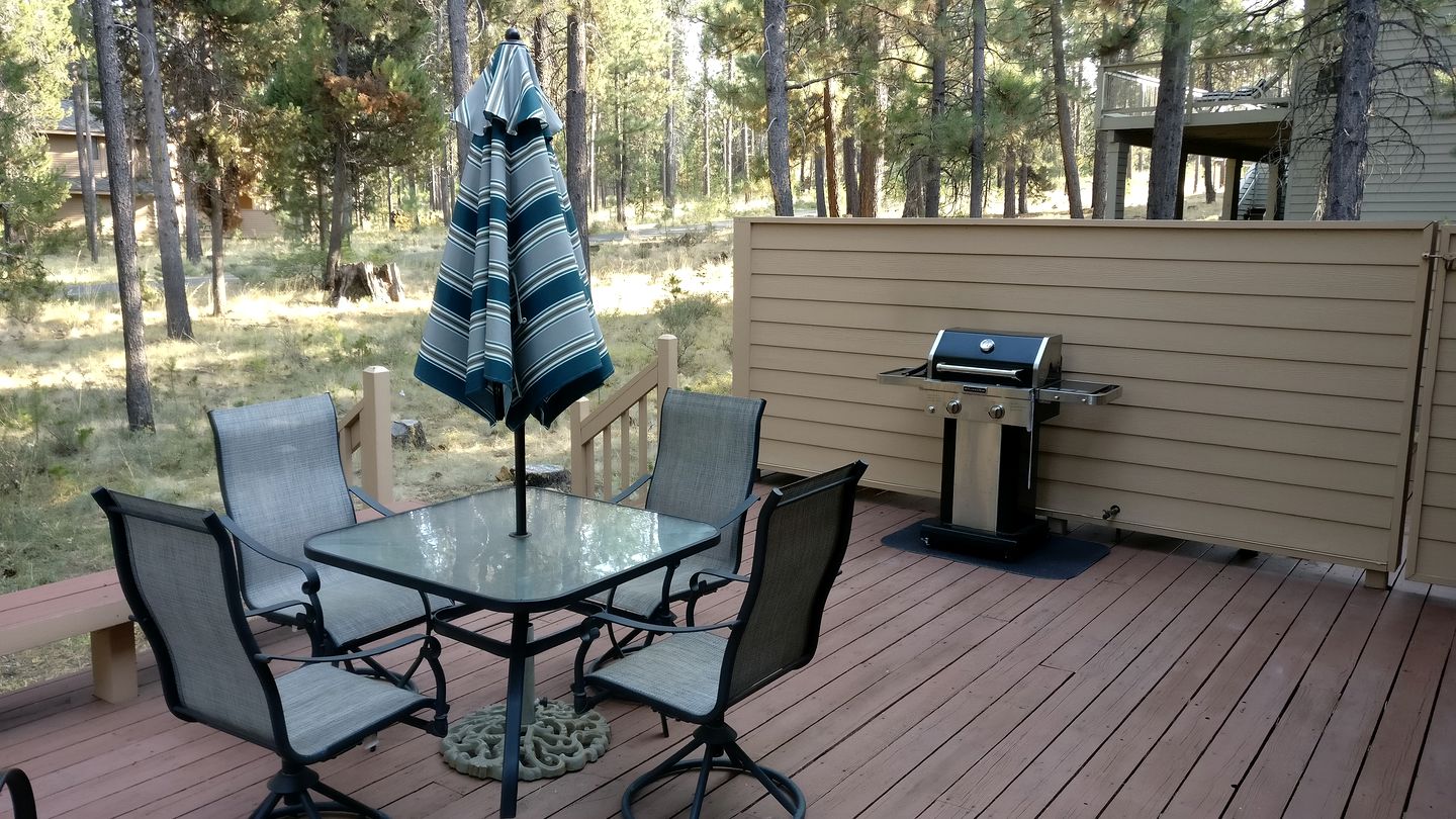 Peaceful Family Friendly Cabin with Private Hot Tub and Deck close to Fort Rock Park and Sunriver Marina, Oregon