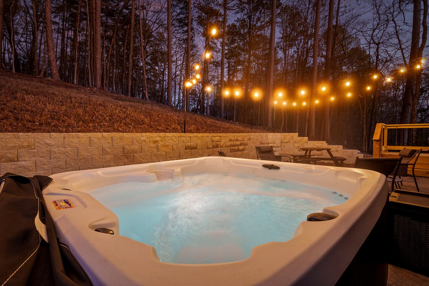 Lovely Cottage with Hot-tub in Chickamauga, Georgia