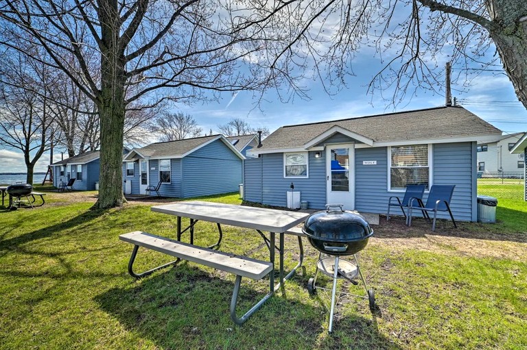 Lakefront Cottage with Fire Pit, Beach & Pet Friendly in Houghton Lake, Michigan