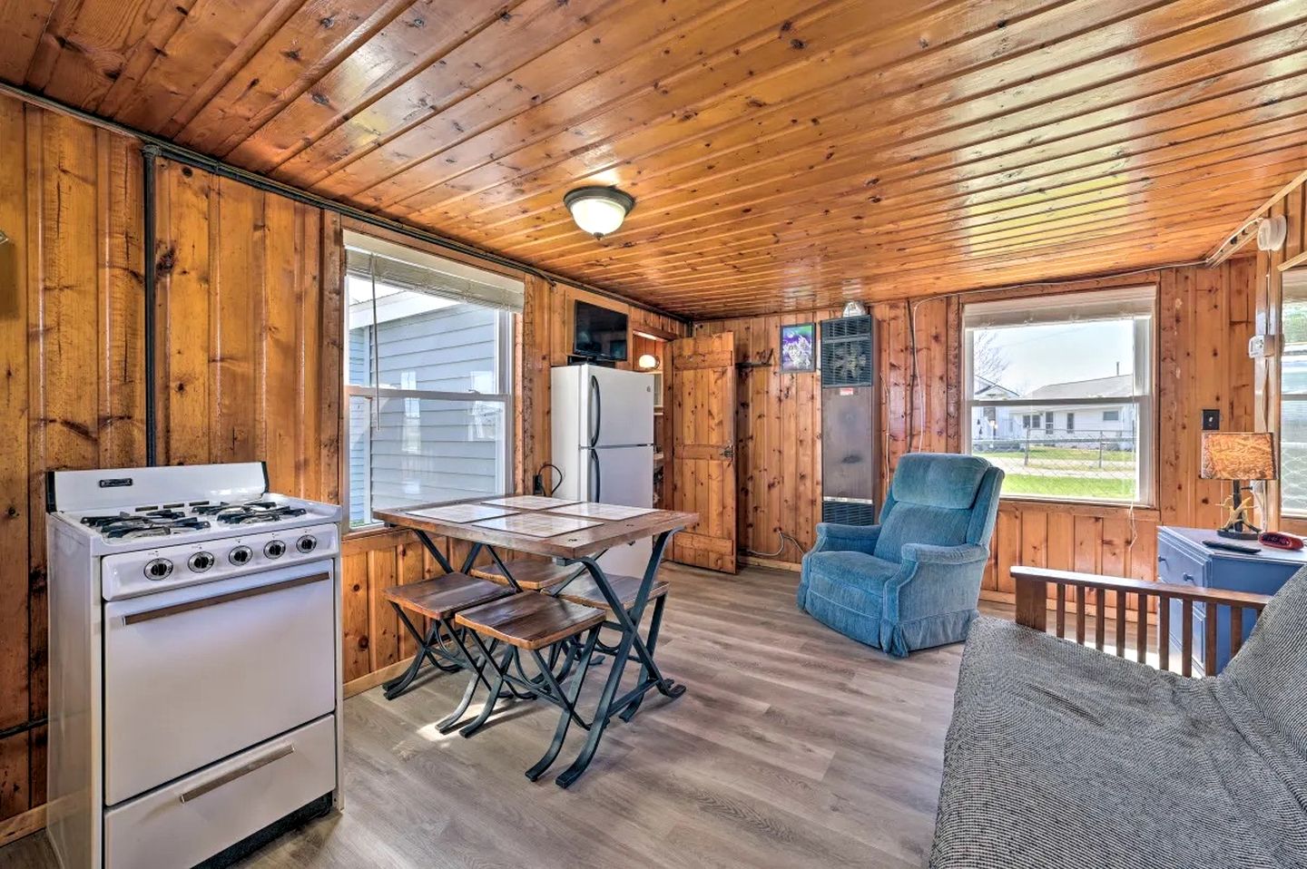 Lakefront Cottage with Fire Pit, Beach & Pet Friendly in Houghton Lake, Michigan