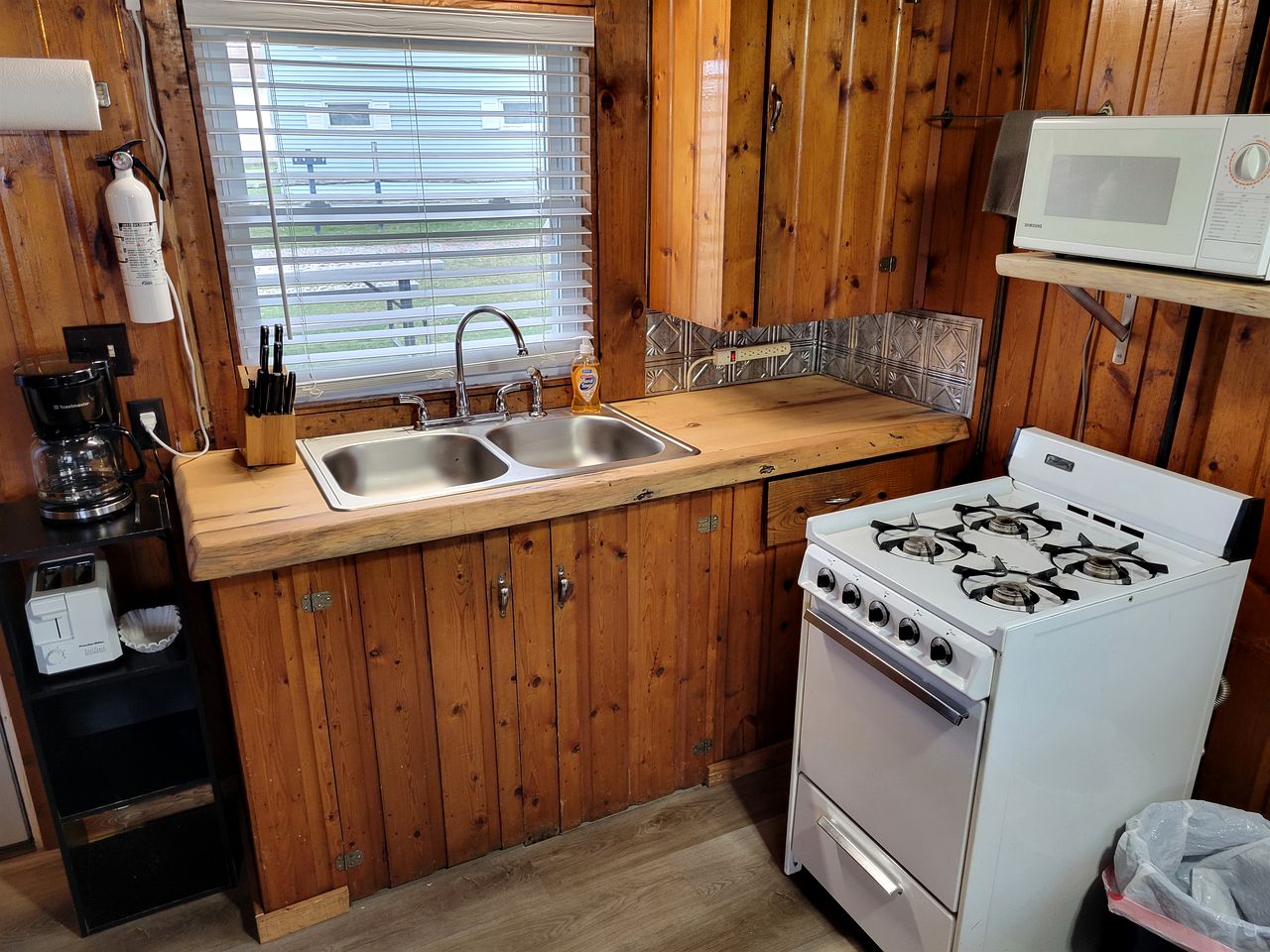 Lakefront Cottage with Fire Pit, Beach & Pet Friendly in Houghton Lake, Michigan