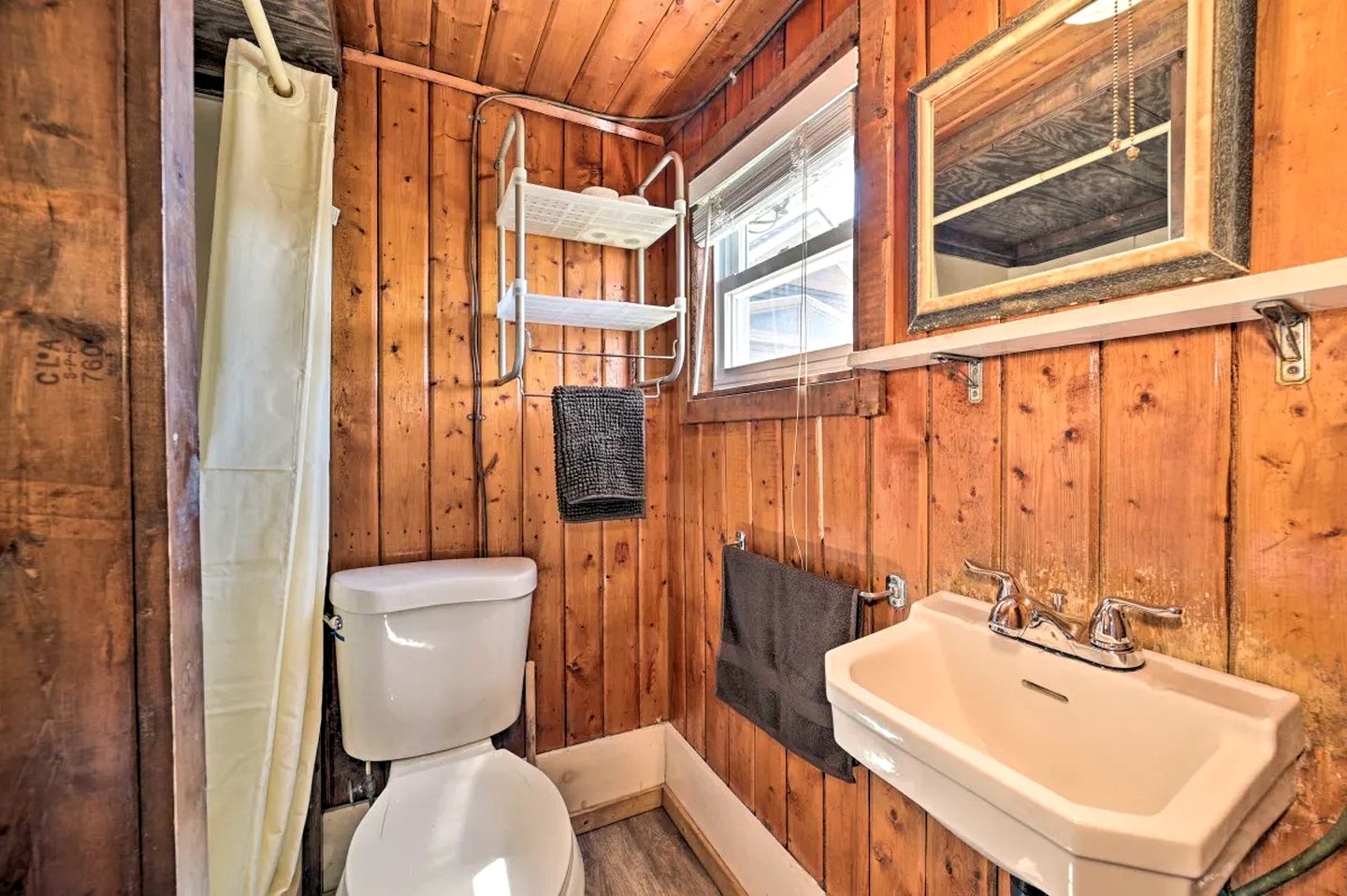 Lakefront Cottage with Fire Pit, Beach & Pet Friendly in Houghton Lake, Michigan