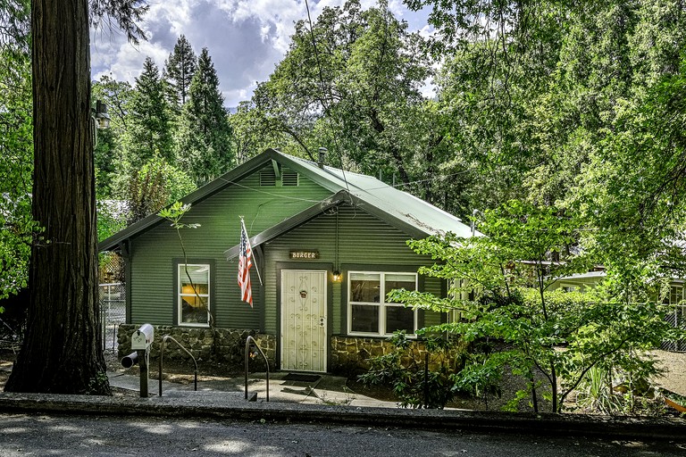 Peaceful Mountain Cottage with Creekside Deck & Private Yard in Dunsmuir, California