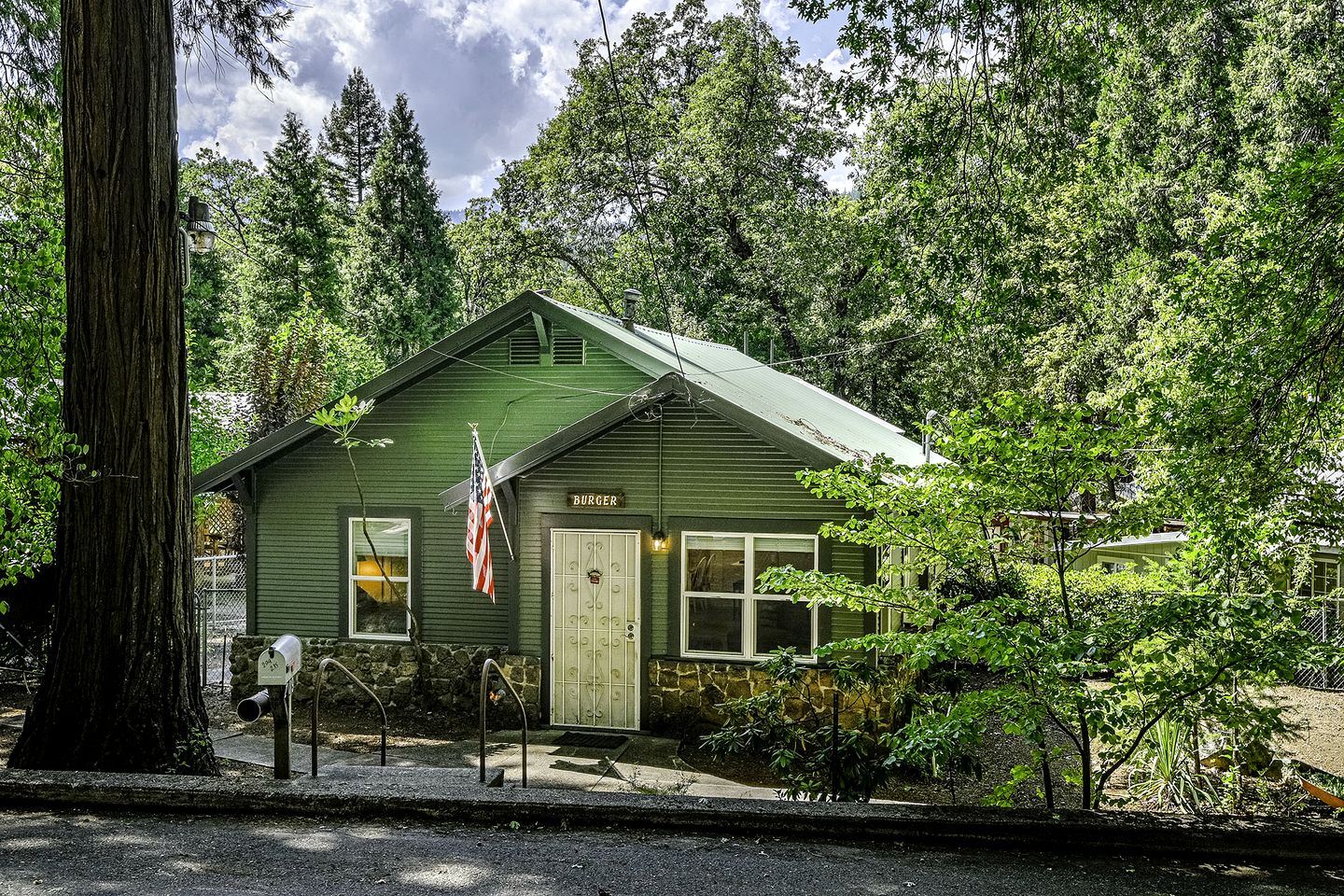 Peaceful Mountain Cottage with Creekside Deck & Private Yard in Dunsmuir, California