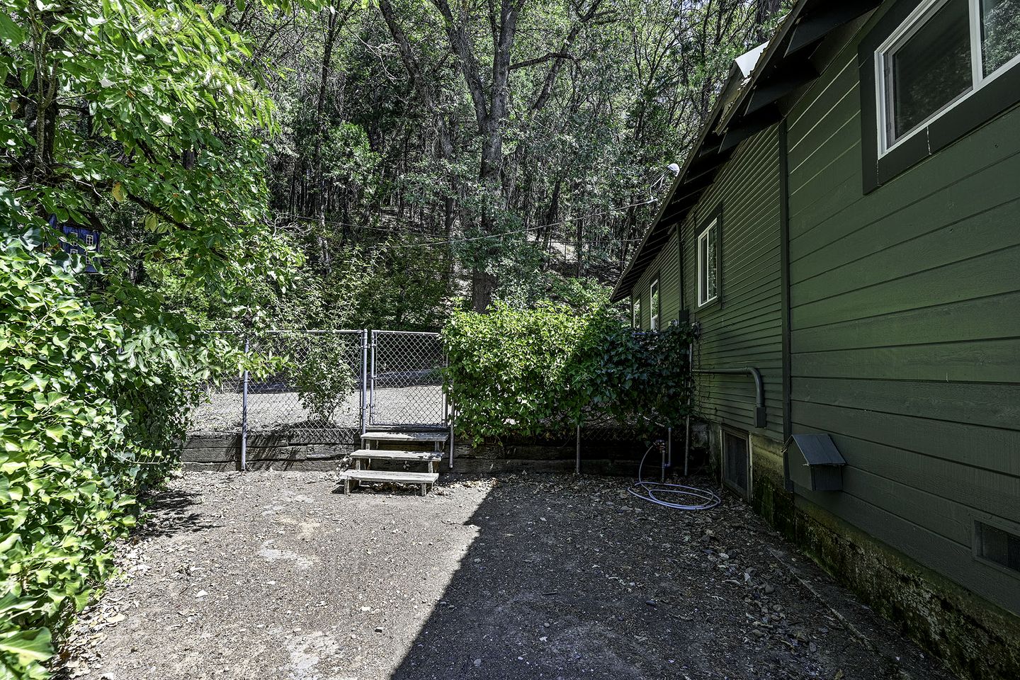 Peaceful Mountain Cottage with Creekside Deck & Private Yard in Dunsmuir, California