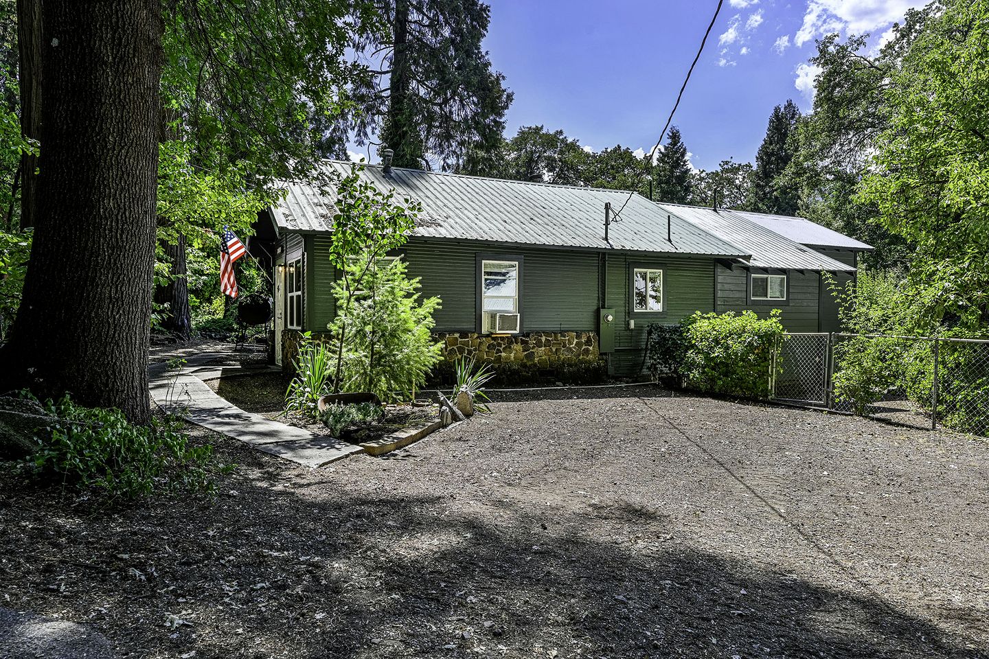 Peaceful Mountain Cottage with Creekside Deck & Private Yard in Dunsmuir, California