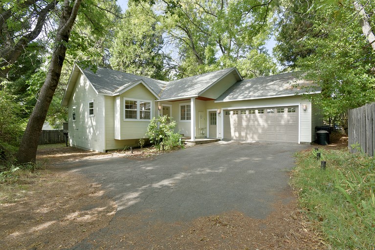 Comfortable Home Base for a Longer Getaway in Mount Shasta, California