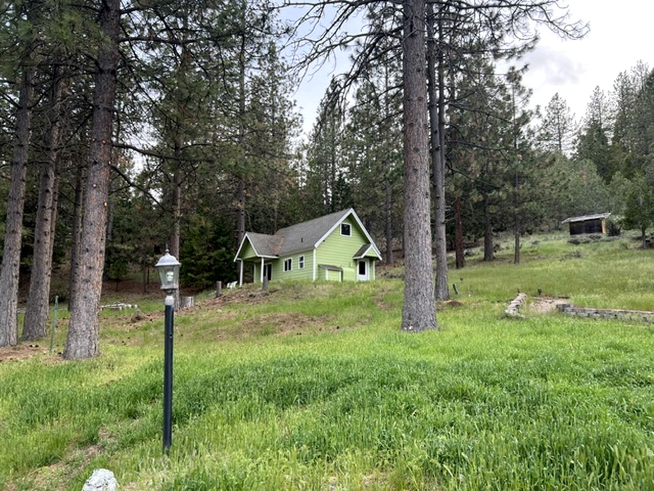 Quiet Forest-Edge Escape for Extended Stays in Weed, California