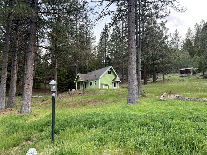 Cabins (United States of America, Weed, California)