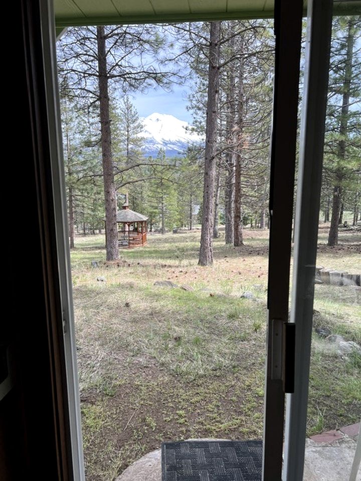 Quiet Forest-Edge Escape for Extended Stays in Weed, California