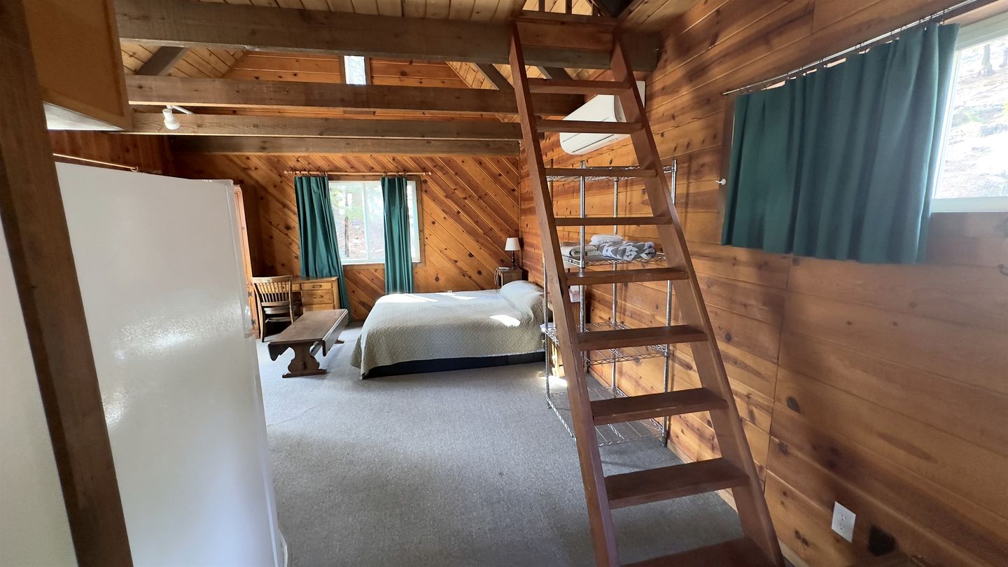 Quiet Forest-Edge Escape for Extended Stays in Weed, California