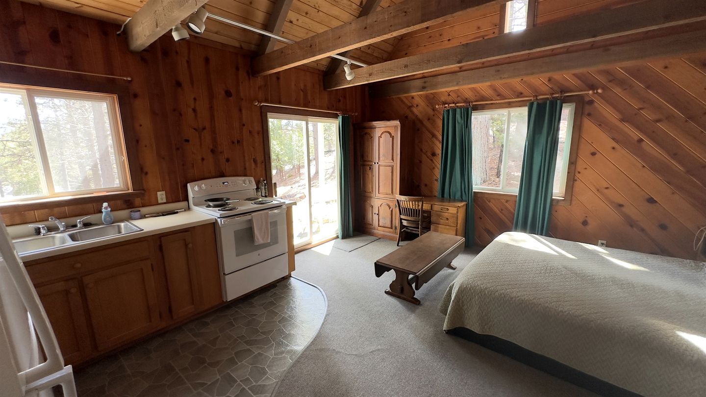 Quiet Forest-Edge Escape for Extended Stays in Weed, California
