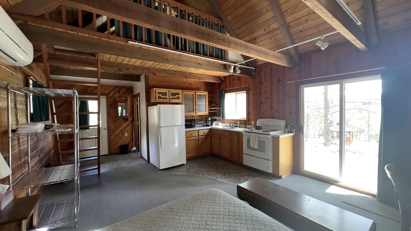 Quiet Forest-Edge Escape for Extended Stays in Weed, California